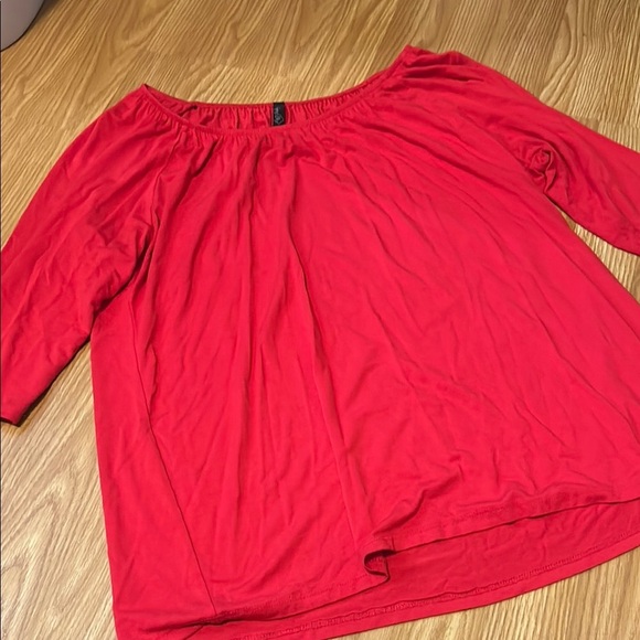 Red Relaxed Ruched Blouse with Three-Quarter Sleeves - Picture 2 of 5